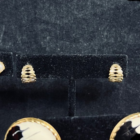 Lot of 6 Gold Tone Pierced Earrings (4841) - Picture 3 of 9